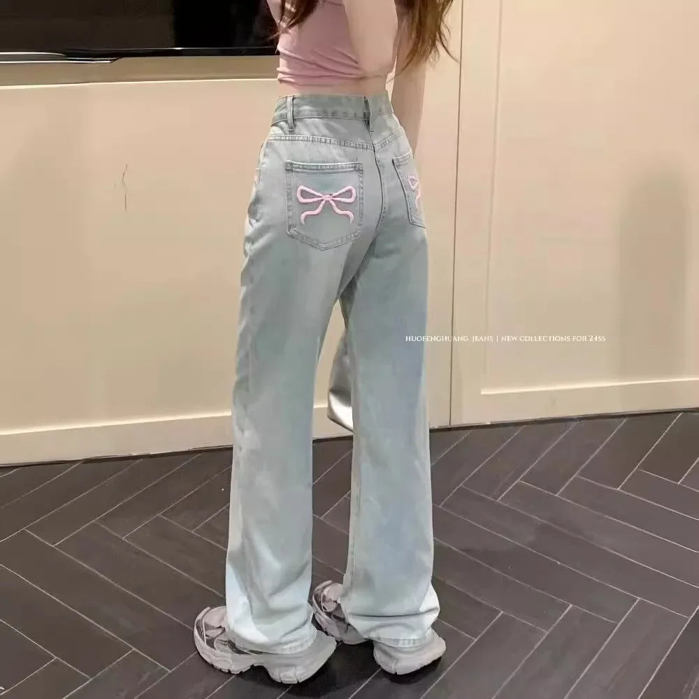 Jeans mit weitem Bein und aufgestickter rosa Schleife