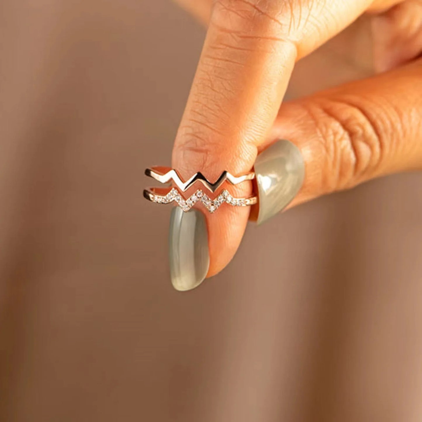 An meine Tochter – Höhen und Tiefen – Wellenöffnungsring mit Karte für Frauen und Mädchen – gewellter Zickzack-Ring – Doppelwellenring – Ring mit eingelegtem Zirkonia