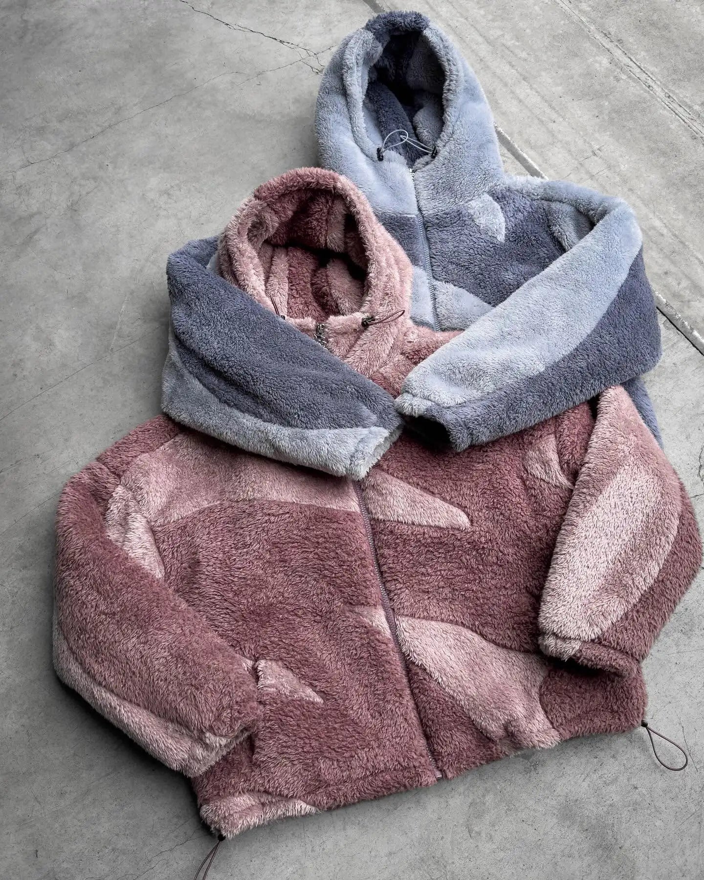 Neue, lockere, warme Winterjacke mit Kapuze