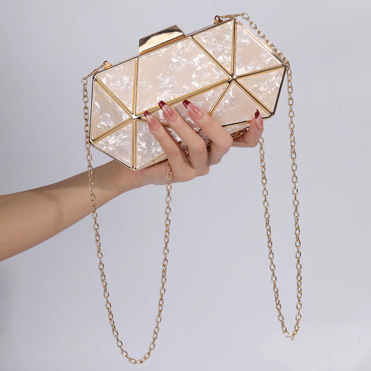 Clutch aus Acryl mit Diamanten